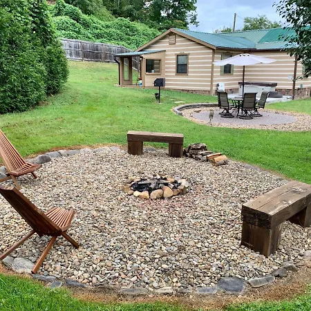 Hidden Gem Location, Privacy, Game Room, Hot Tub, Fire Pit, Flat Lot Family Fun